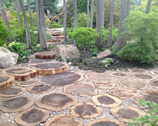 dorozhka iz spilov 634x507 15 Creative Round Stepping Paths That Will Make Your Garden Beautiful And Remarkable
