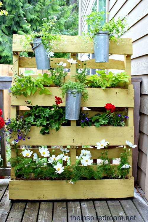flowers in a pallet 12 Inspirational DIY Projects To Create A Front Porch With An Amazing Design