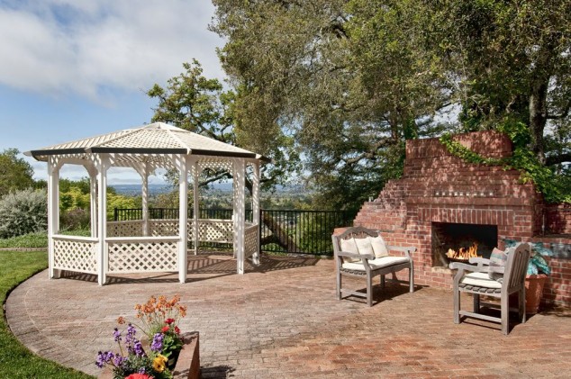 13 Ideas How To Make An Inviting Patio Design Using Bricks fot sniezka weranda w objeciach shabby chic 1 low 634x421 13 Ideas How To Make An Inviting Patio Design Using Bricks