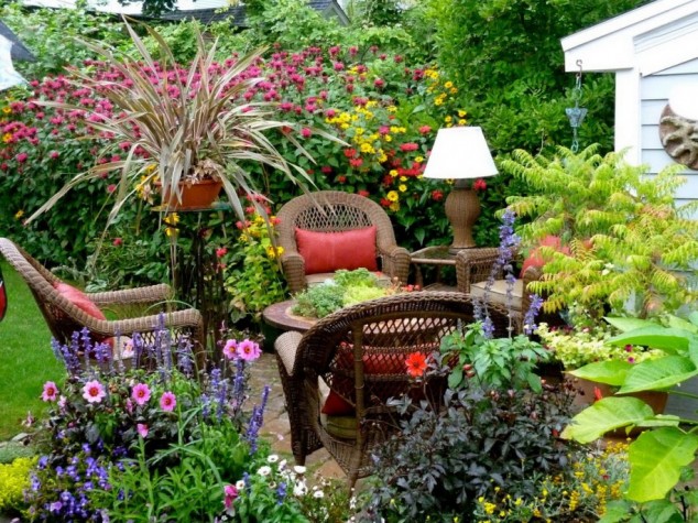garden landscaping ideas for small gardens 634x475 14 Cool Tiny Garden Decorations To Add Charm And Style Outdoors