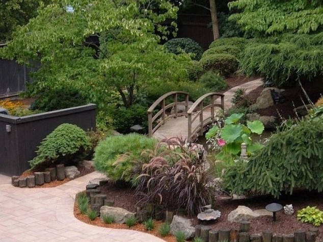 21 Brilliant Wooden Garden Bridges That Could Fill The Garden With Beauty And Charm pont de jardin bois plantes deco vegetation abondante 634x474 21 Brilliant Wooden Garden Bridges That Could Fill The Garden With Beauty And Charm