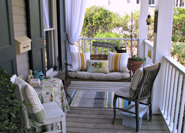 porch06 634x457 16 Adorable Colorful Porch Designs For Creating A Welcoming Atmosphere