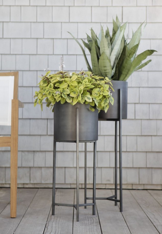 simple plant stands indoor 634x919 12 Lovely Plant Stands That Are Perfect To Display Your Favorite Plants Indoors