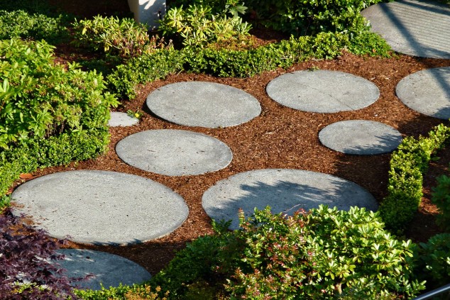 stepping stone garden path 1 634x423 15 Examples Which Materials You’ll Need To Create A Charming Pathway In Your Garden