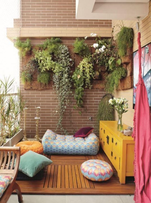un balcon esprit ethnique 5381855 634x854 16 Modern Balcony Garden Ideas To Get Inspired From