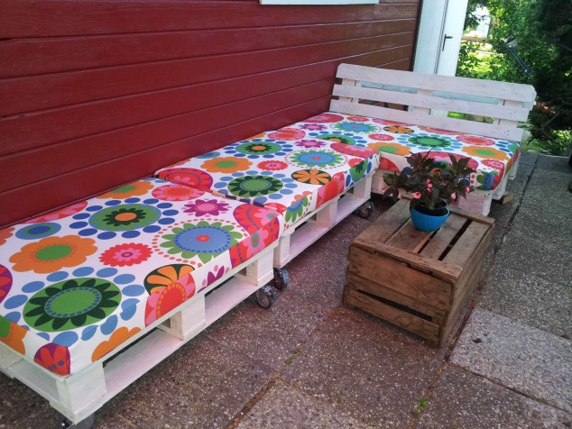 14 Comfy Seating Areas For Outdoors Pallet lounge 634x476 14 Comfy Seating Areas For Outdoors