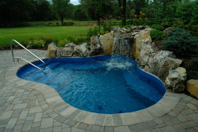 Salt Water Swimming Pool 634x422 16 Relaxing Backyard Swimming Pool Designs