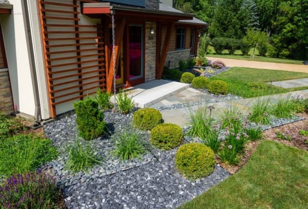 15 Stylish Garden Designs That Use Stones And Rocks Steingarten anlegen Flusssteine Vorgarten gestalten 634x430 15 Stylish Garden Designs That Use Stones And Rocks