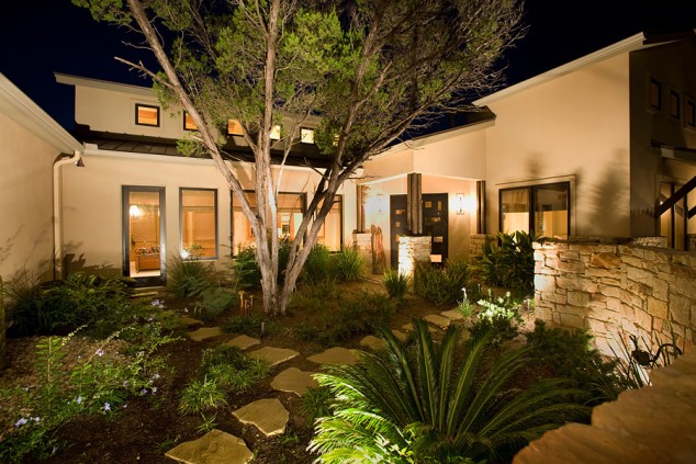 jardim no fundo da casa 920908 634x423 17 Inspiring Backyard Lighting Ideas
