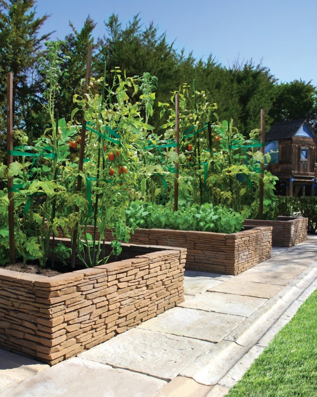 spielhaus garten selber bauen im mediterran garten mit vegetable garden und stacked stone 634x793 14 Stunning Raised Garden Beds For Growing Healthy Vegies