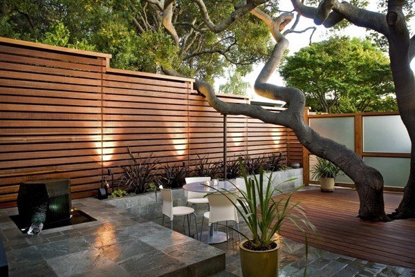 12 Ideas How To Use Wooden Screens For Indoor And Outdoor modern patio design water feautre fence screening wooden privacy fence ideas 12 Ideas How To Use Wooden Screens For Indoor And Outdoor
