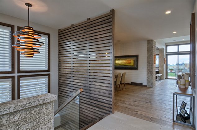 12 Ideas How To Use Wooden Screens For Indoor And Outdoor pared de listones recicladas1 634x420 12 Ideas How To Use Wooden Screens For Indoor And Outdoor