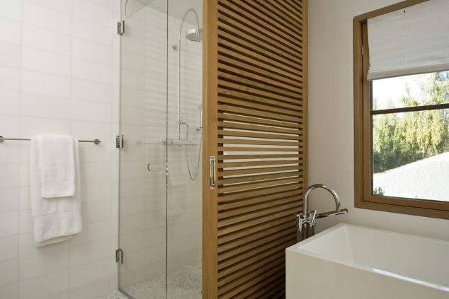 shower enclosure wood floor 634x423 12 Ideas How To Use Wooden Screens For Indoor And Outdoor