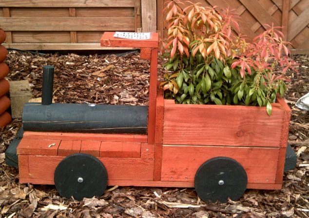 2 634x447 12 DIY Wooden Train Planter For Outdoor