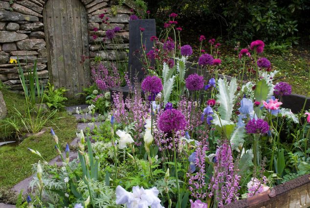 15 Flower Pathway For Lively Garden That You Must See Today 29621A 634x425 15 Flower Pathway For Lively Garden That You Must See Today