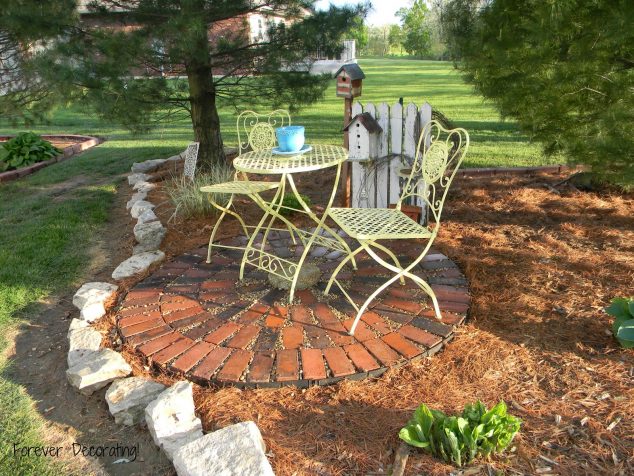 13 Circle Patio Ideas That Are Attractive For Your Eyes BrickCircle4 634x476 13 Circle Patio Ideas That Are Attractive For Your Eyes