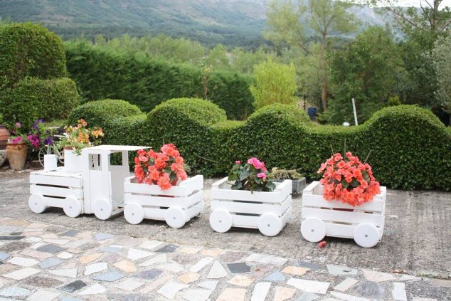 DIY Wooden Train Planter Out Of Old Crates2 634x423 12 DIY Wooden Train Planter For Outdoor