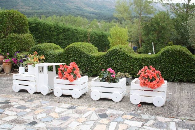 12 DIY Wooden Train Planter For Outdoor DIY Wooden Train Planter Out Of Old Crates2 634x423 12 DIY Wooden Train Planter For Outdoor