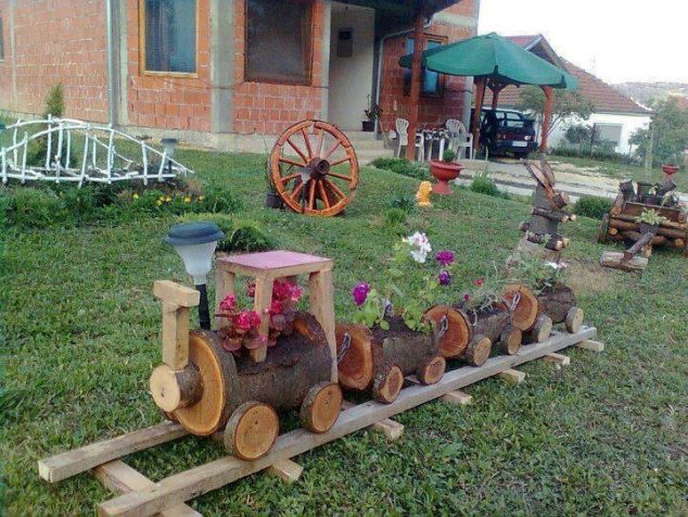 Log Train Flower Pot Decoration 634x476 12 DIY Wooden Train Planter For Outdoor