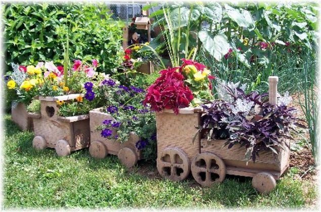 Old Crate Train Planter 07 634x420 12 DIY Wooden Train Planter For Outdoor