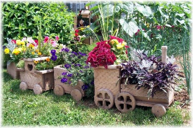 12 DIY Wooden Train Planter For Outdoor Old Crate Train Planter 07 634x420 12 DIY Wooden Train Planter For Outdoor