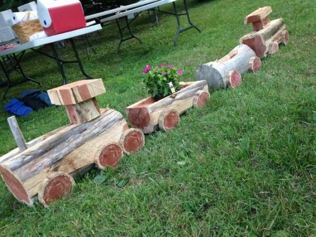 Old Crate Train Planter 10 634x476 12 DIY Wooden Train Planter For Outdoor
