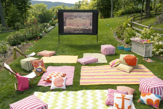 OutdoorMovie FullSet 634x423 12 Desirable Outdoor Summer Ideas For Giving A New Life To The Old Stuff