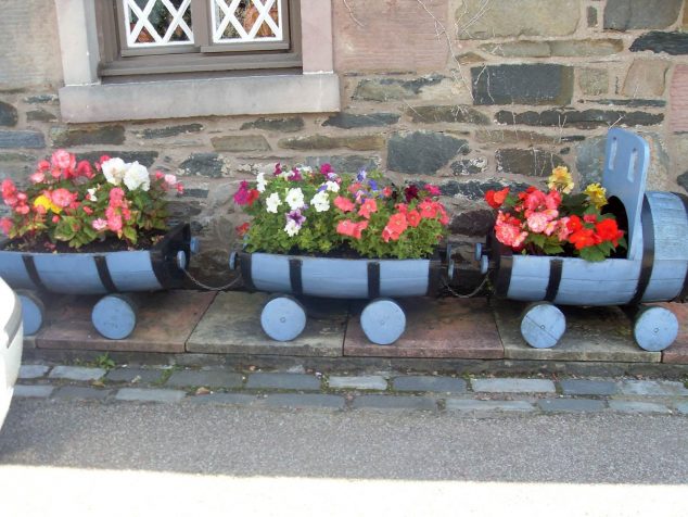 RECYCLED BARRELS INTO A TRAIN PLANTER 634x476 12 DIY Wooden Train Planter For Outdoor