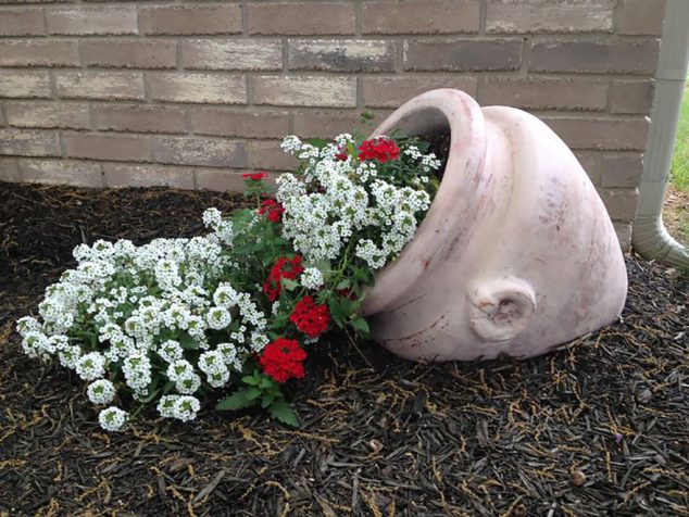 15 DIY Creative Flower Pots For A Dream Garden Spilled Flower Pots 8 634x476 15 DIY Creative Flower Pots For A Dream Garden