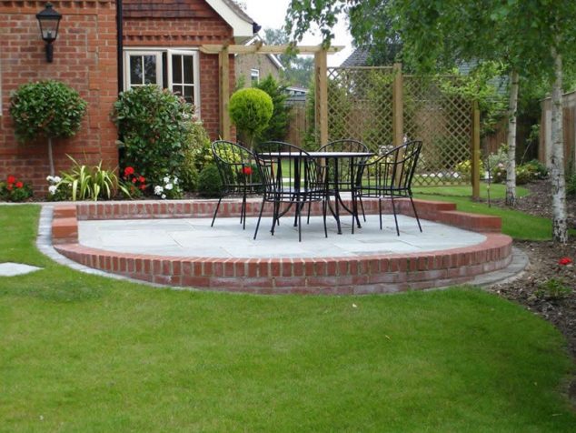 13 Circle Patio Ideas That Are Attractive For Your Eyes Stepped And Levelled Patio 634x476 13 Circle Patio Ideas That Are Attractive For Your Eyes