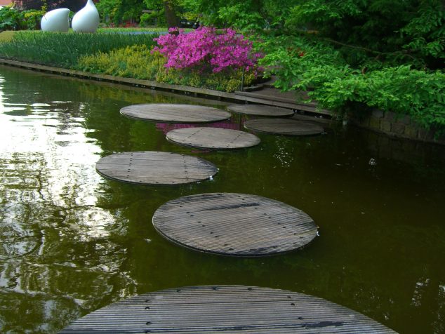 Stepping Stones Over Water 634x476 12 Inspiring Garden Stepping Pathways For Better Look