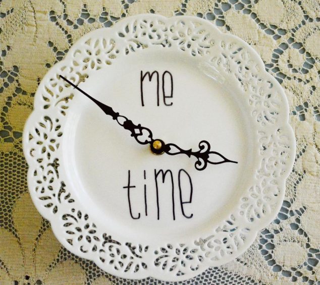 12 Impressive DIY Wall Clock To Look What Time Is It full 572 64730 DoilyPlateClock 1 634x565 12 Impressive DIY Wall Clock To Look What Time Is It