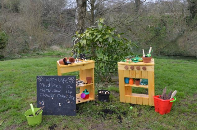 mud kitchen 1a 634x420 15 DIY Ideas How To Transform Your Backyard In A Playground For Your Kids