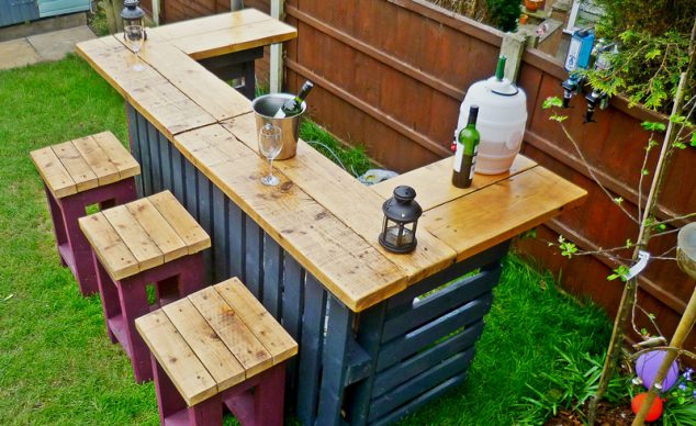 12 Desirable Outdoor Summer Ideas For Giving A New Life To The Old Stuff pallets garden bar 03 634x388 12 Desirable Outdoor Summer Ideas For Giving A New Life To The Old Stuff