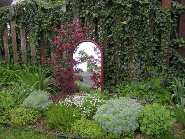 petit miroir exterieur jardin 634x476 14 Simple But Attractive Garden Doors And Garden Mirrors