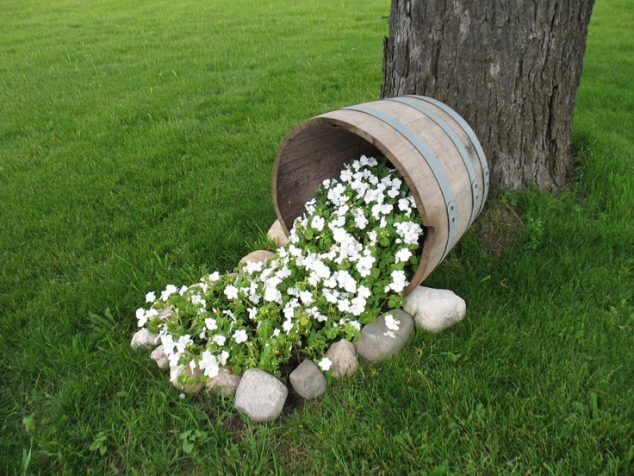 15 DIY Creative Flower Pots For A Dream Garden spilled flower pots a 21 634x476 15 DIY Creative Flower Pots For A Dream Garden