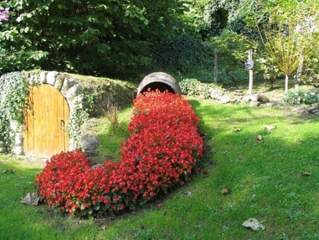 spilled flower pots red 634x476 15 DIY Creative Flower Pots For A Dream Garden