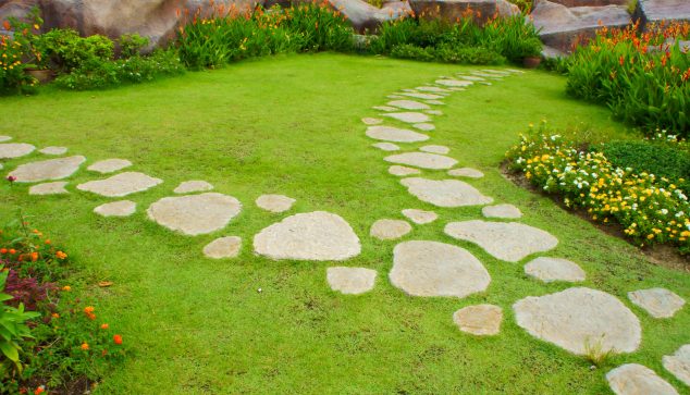stepping stones 634x363 12 Inspiring Garden Stepping Pathways For Better Look