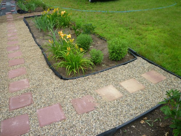 stepping stones garden 937 garden gravel path with stepping stones 2560 x 1920 634x476 12 Inspiring Garden Stepping Pathways For Better Look