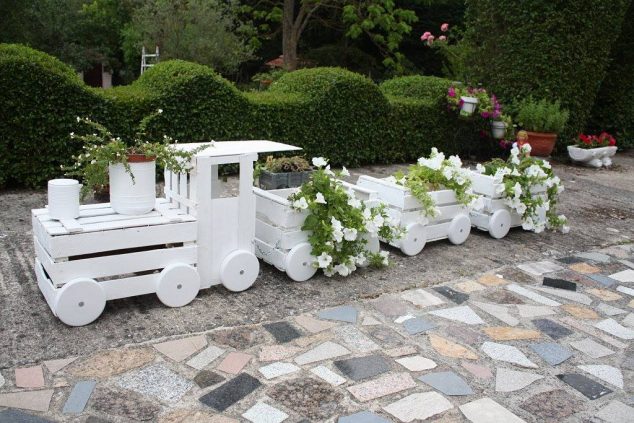 12 DIY Wooden Train Planter For Outdoor train made out of old crates 1 634x423 12 DIY Wooden Train Planter For Outdoor