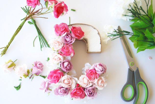 DIY Faux Flower Monogram on Whim Online Magazine 4 634x425 12 DIY Floral Decor Of Fake Flowers For Romantic Ambient