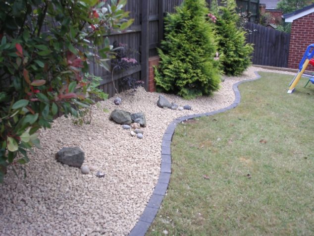 KIF 1149 634x476 12 Attractive Garden Edging Ideas With River Stones That Provide Inspiration