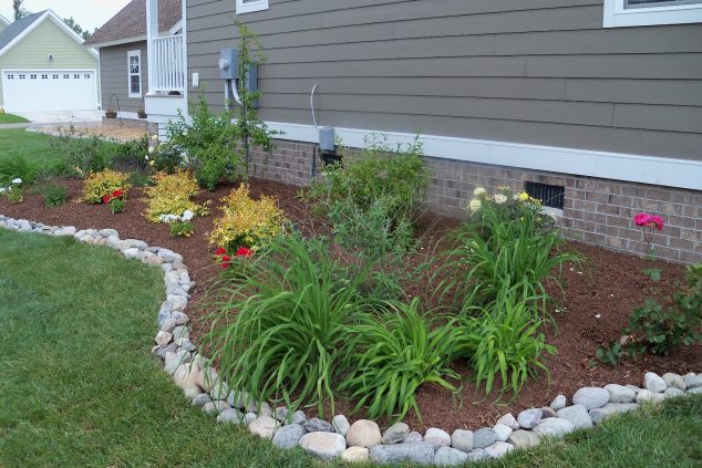 12 Attractive Garden Edging Ideas With River Stones That Provide Inspiration Landscape Edging Ideas 634x423 12 Attractive Garden Edging Ideas With River Stones That Provide Inspiration