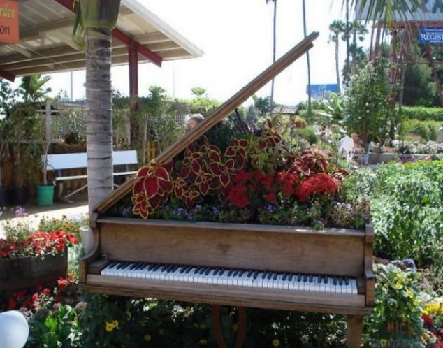 Recycled Wooden Piano Garden Decor 634x498 12 DIY Musical Garden That Will Cure Your Pain