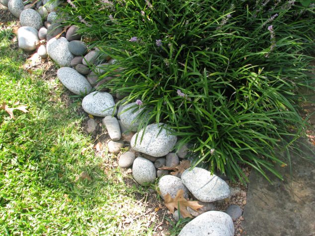 edging for gardens 1059 stone garden edging ideas 1600 x 1200 634x476 12 Attractive Garden Edging Ideas With River Stones That Provide Inspiration