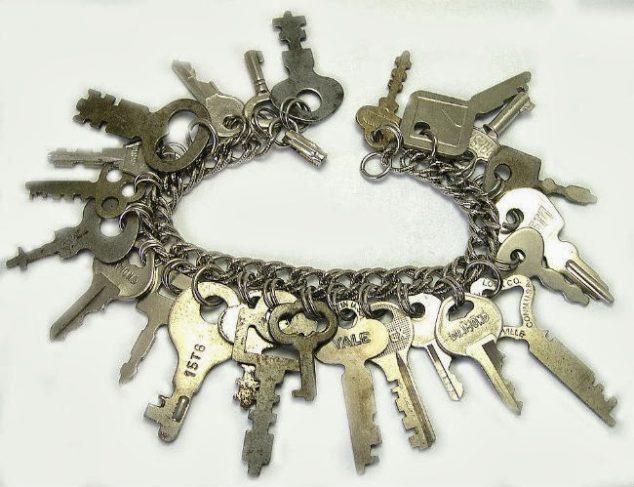 keycharms 634x487 14 DIY Happy Project With Recycled Keys Art For Fancy People