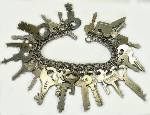 14 DIY Happy Project With Recycled Keys Art For Fancy People keycharms 634x487 14 DIY Happy Project With Recycled Keys Art For Fancy People
