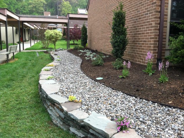 millbourne 042 634x474 12 Attractive Garden Edging Ideas With River Stones That Provide Inspiration