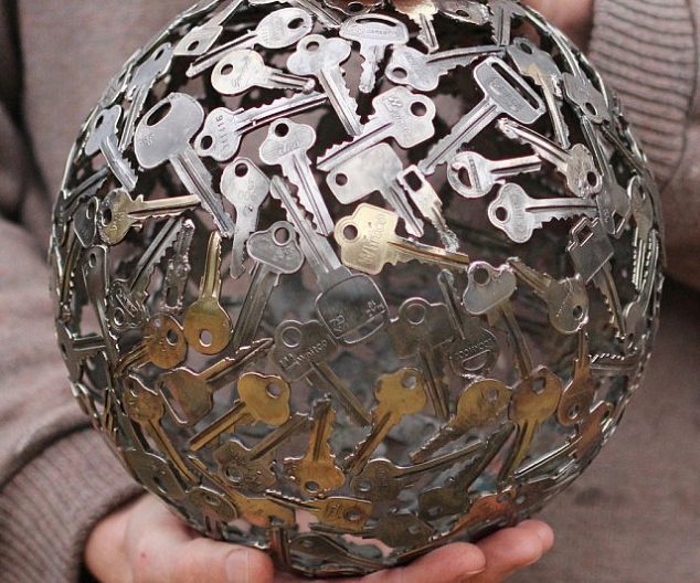14 DIY Happy Project With Recycled Keys Art For Fancy People recycled keys art 640x533 634x528 14 DIY Happy Project With Recycled Keys Art For Fancy People