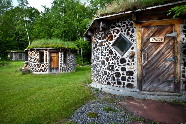 19CORDWOOD SPAN superJumbo 634x423 The Creativity To Build Natural Cord Wood Home In 13 Images